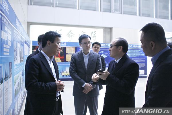 SOHO中国有限公司董事长潘石屹莅临鉴黑担保网幕墙考察旅行